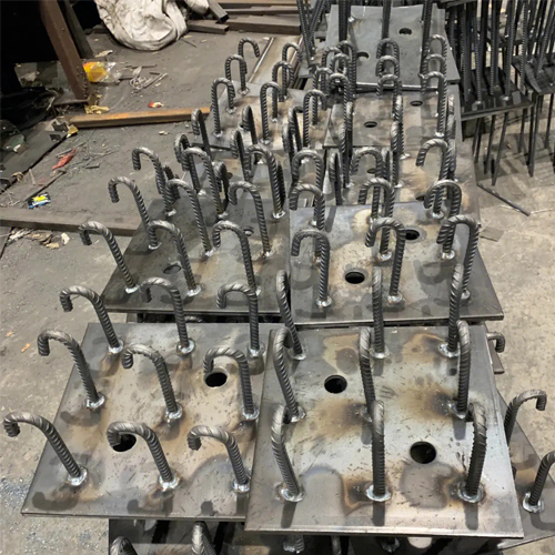 图纸中如何确定大连预埋件的位置？